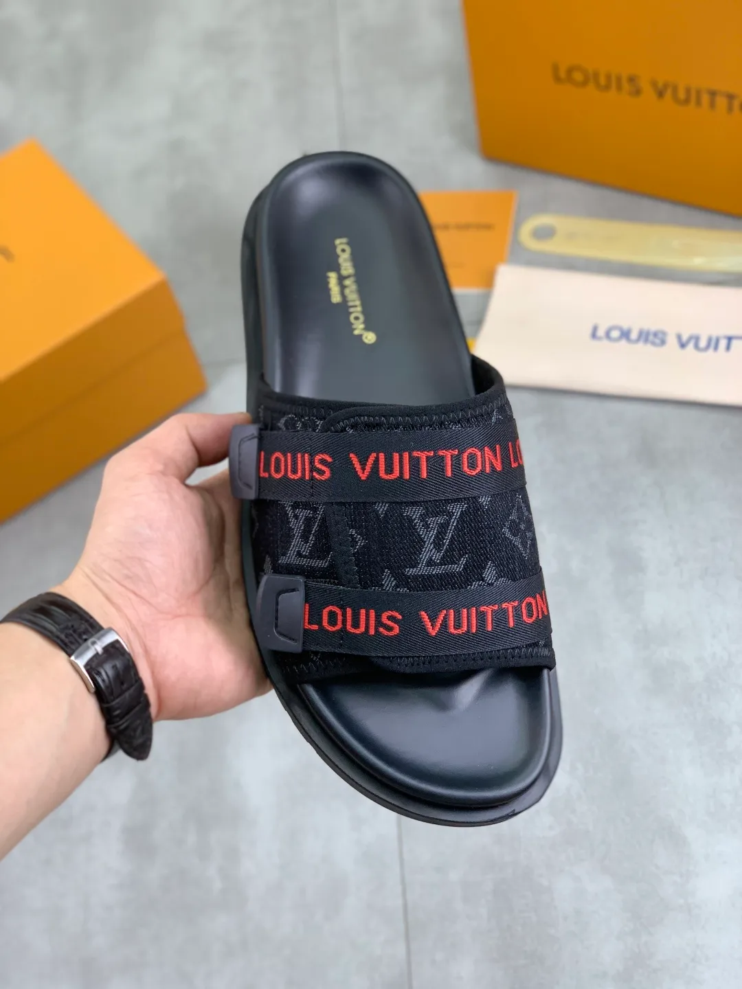 Men's shoes 💰P320💰【New style】🆘 Original quality 【LOUIS VUITTON】The popular Louis Vuitton LV men's slippers on the official website are on sale simultaneously! Original fabric imported from Italy, original factory special supply, code number: 38-44 (45 customized), many colors available